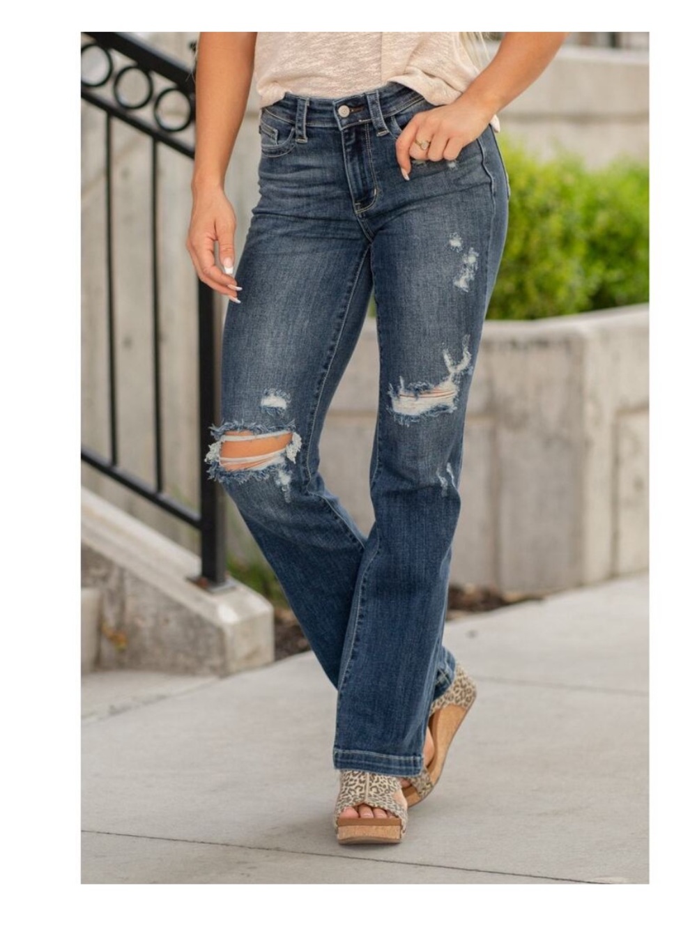 Judy Blue Hand Sand Mid-Rise
Distressed Bootcut Jeans Sz
5/27 JB82541DK
